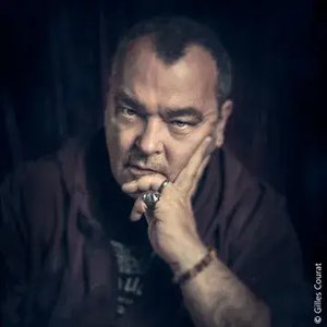 Olivier LEDROIT - Portrait d'un homme pensif au regard perçant