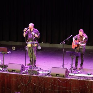 One Shot Bards - Concert animé de musique folk sur scène avec des artistes talentueux.