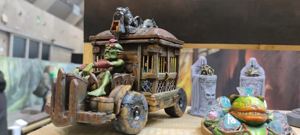 Repliquant - Le gobelin au volant de sa charrette-cage rouillée