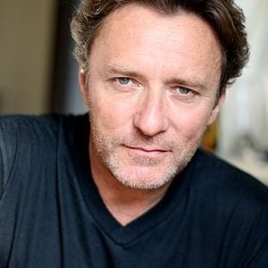 Alain CHAPUIS - Portrait élégant d'un homme au regard captivant