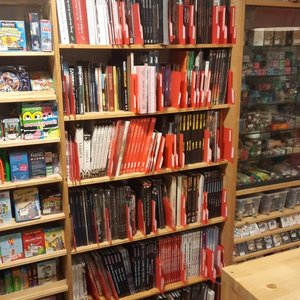 Case Départ - Étagère de livres et jeux de société en boutique