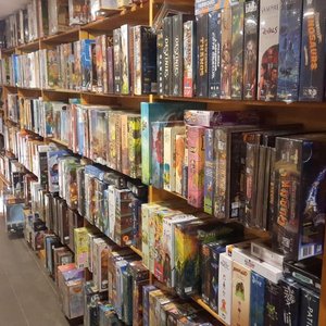 Case Départ - Rayon de jeux de société: étagères remplies de boîtes colorées