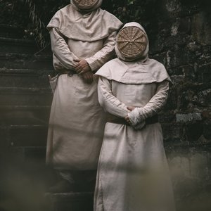 Tabernis - Mystérieux personnages à masques dans une ambiance énigmatique