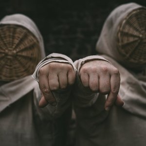 Tabernis - Masques de paille : l'ombre des identités cachées