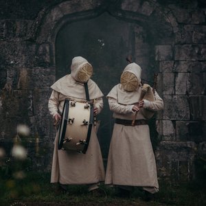Tabernis - Rituel Mystérieux : Les Gardiens de la Tradition sous le Voile du Brouillard