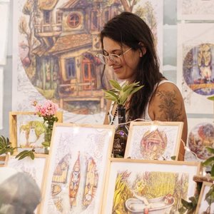 Emma BARRY - Fête de l'art : Créations et sourires dans un marché artistique vibrant