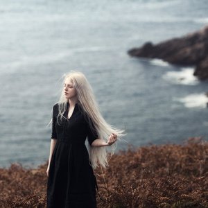 Sylvaine - L'élégance mystérieuse au bord de l'océan