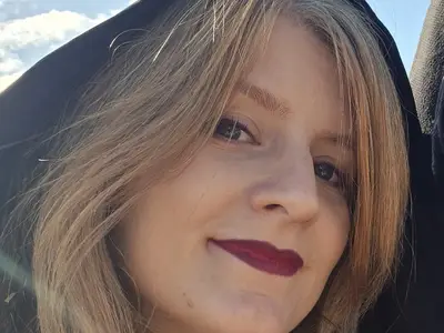 Cléo MONSELOIS - Sourire au soleil sous la capuche