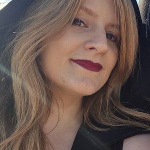 Cléo MONSELOIS - Portrait ensoleillé d'une femme au rouge à lèvres audacieux