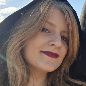 Cléo MONSELOIS - Sourire au soleil sous la capuche