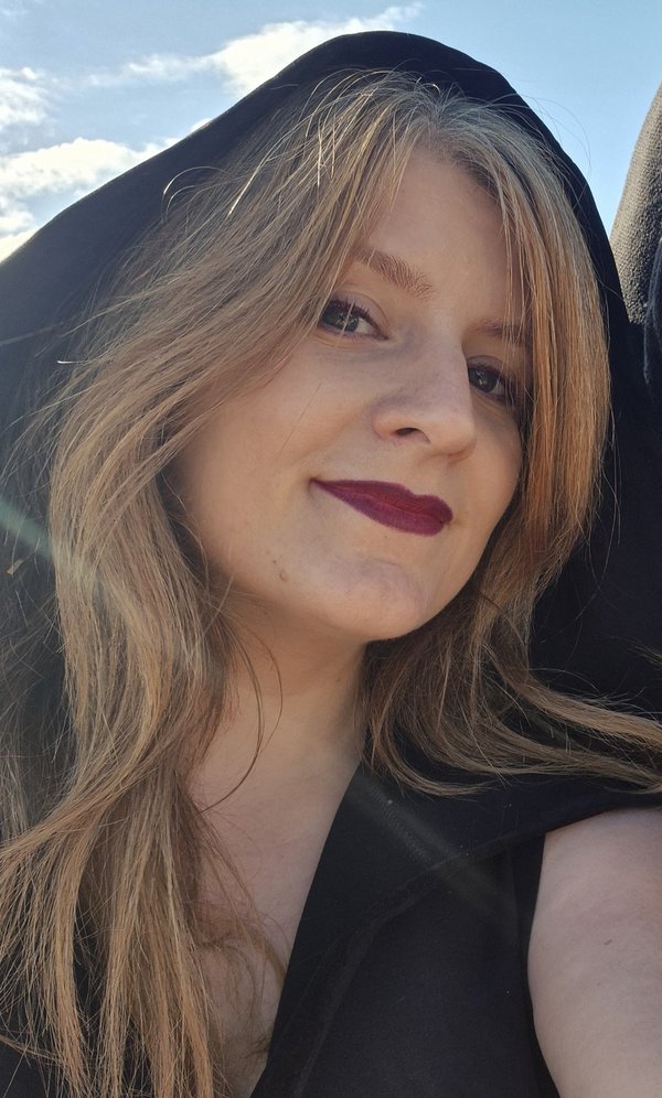 Cléo MONSELOIS - Sourire au soleil sous la capuche