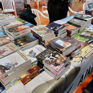 Le plumier des chimères - Table garnie de livres et romans au salon du livre