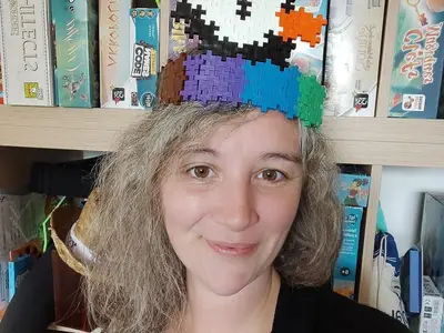 Eve Oika Oika - Sourire et couronne pixelisée en forme de macareux