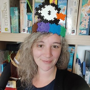 Eve Oika Oika - Sourire et couronne pixelisée en forme de macareux