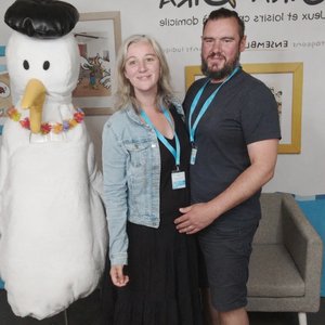 Eve Oika Oika - Couple posant avec une grande mascotte mouette