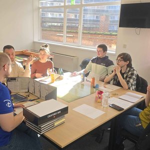 Ludotrotter - Partie de jeu de rôle entre amis dans une salle ensoleillée