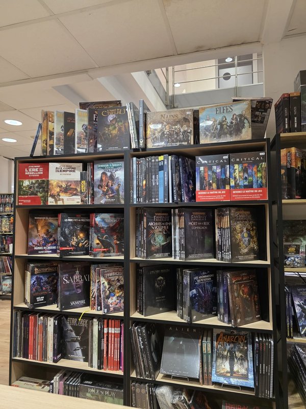 Ludotrotter - Étagère de livres de fantasy et jeux de rôle en librairie