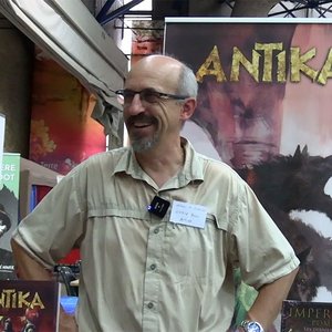 Association ANTIKA - Stand Antika au salon du jeu, auteur souriant