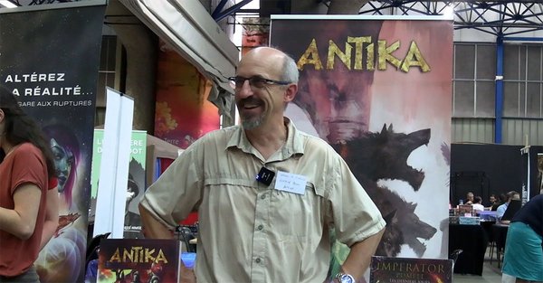 Association ANTIKA - Stand Antika au salon du jeu, auteur souriant