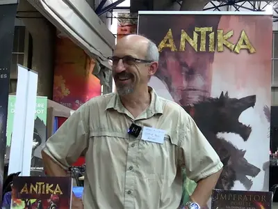 Association ANTIKA - Stand Antika au salon du jeu, auteur souriant