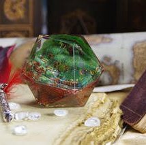 La Looterie - Plume rouge, gemme verte et parchemin ancien