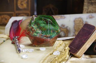 La Looterie - Plume rouge, gemme verte et parchemin ancien