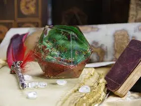 La Looterie - Plume rouge, gemme verte et parchemin ancien