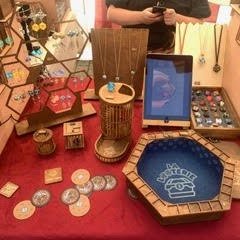 La Looterie - Stand d'accessoires de jeux : plateaux en bois, dés et jetons