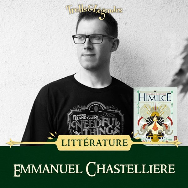 Portrait d'Emmanuel Chastellière, auteur, en t-shirt noir. Il se tient près d'un mur blanc, affichant son livre "Himilcé" à côté de lui. Le logo "Trolls & Légendes" est en haut de l'image, avec le titre "Littérature" en bas.