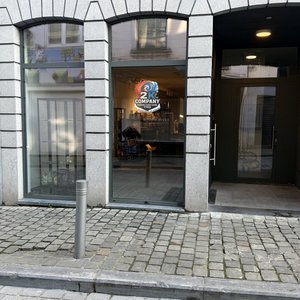 2K Company TCG - Devanture de 2K Company sur une rue pavée