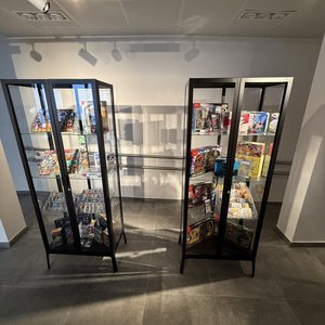 2K Company TCG - Vitrines d'exposition avec bandes dessinées et magazines