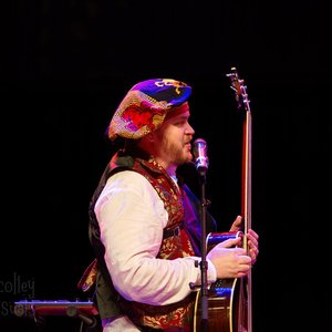 One Shot Bards - Musicien en costume traditionnel avec guitare sur scène