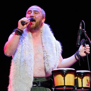 One Shot Bards - Concert vibrant d'un artiste passionné avec percussions et énergie captivante.