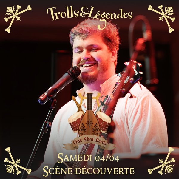 One Shot Bards - Un artiste souriant chante sur scène lors de l'événement Trolls & Légendes. Il porte une chemise blanche et est équipé d'un microphone et d'un instrument. Le design en arrière-plan indique "One Shot Bards" et la date, samedi 04/04.