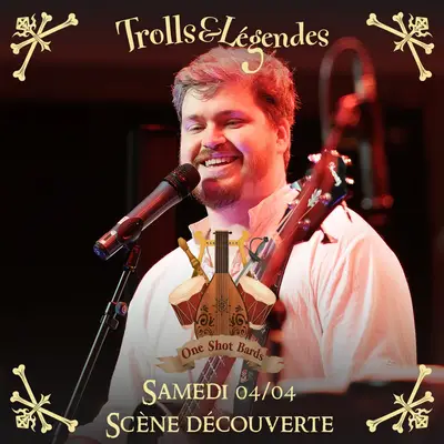 One Shot Bards - Un artiste souriant chante sur scène lors de l'événement Trolls & Légendes. Il porte une chemise blanche et est équipé d'un microphone et d'un instrument. Le design en arrière-plan indique "One Shot Bards" et la date, samedi 04/04.