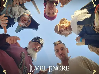 Level Encre - Cinq hommes déguisés en pirates regardent vers la caméra, formant un cercle. Ils portent des chapeaux variés et des costumes colorés.