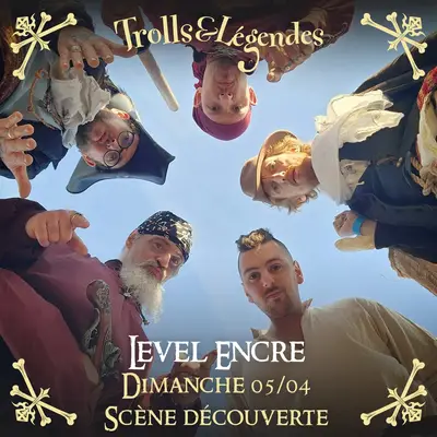 Level Encre - Cinq hommes déguisés en pirates regardent vers la caméra, formant un cercle. Ils portent des chapeaux variés et des costumes colorés.