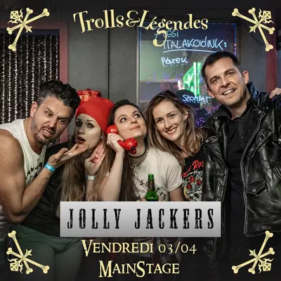 JOLLY JACKERS - Groupe de cinq personnes posant ensemble dans un cadre festif, avec un téléphone rouge et des boissons. En arrière-plan, un mur avec des lumières et des écrits colorés. En bas, le texte "JOLLY JACKERS" et "Vendredi 03/04".