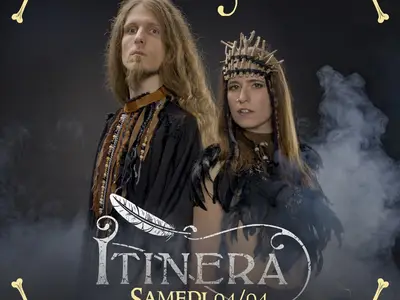 Itinera - Deux artistes se tiennent côte à côte, vêtus d'habits médiévaux et fantastiques, sur un fond sombre rempli de brouillard. Le texte indique "Trolls & Légendes" et le groupe "Itinera" pour le samedi 04/04 sur la Mainstage.