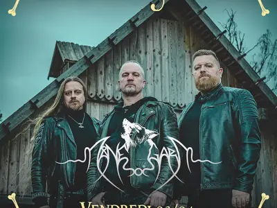 Månegarm - Trois musiciens en cuir devant un bâtiment en bois, promoteurs de Trolls & Légendes.