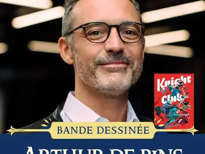 Arthur de Pins - Homme souriant avec des lunettes, présentant la bande dessinée "Knight Club".