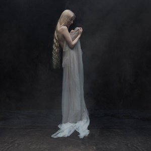 Sylvaine - Évanescence dans la brume : une silhouette de mystère et de beauté fragile