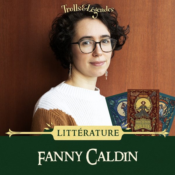 Fanny Caldin - Femme souriante avec des lunettes, portant un pull, à côté de ses livres, fond en bois.