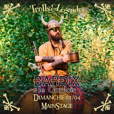 Bardix en costume gaulois assis dans la nature, tenant une chope et un instrument de musique.