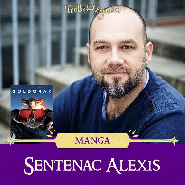 Alexis SENTENAC - Glimlachende man met een baard, in een blauwe t-shirt, met een visueel van Goldorak aan de linkerkant.