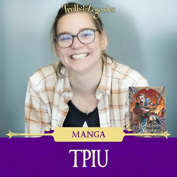 TPIU - Glimlachende vrouw in een geruite blouse, aanwezig op de Trolls & Légendes beurs, sectie Manga.