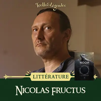 Nicolas Fructus regardant à gauche, avec un livre en bas à droite et le titre "Littérature".