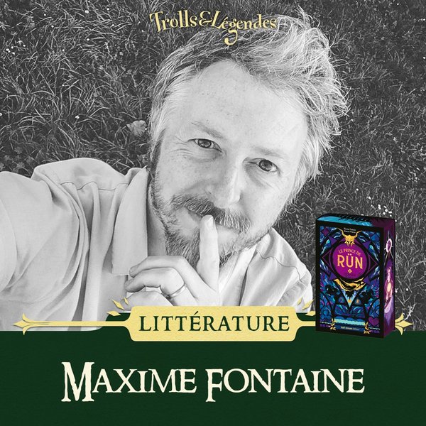 Maxime Fontaine - Homme souriant avec les cheveux gris, portant un t-shirt, et un livre à côté de lui.