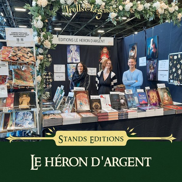 Drie glimlachende mensen bij de stand "De Zilveren Reiger" op Trolls & Legenden.