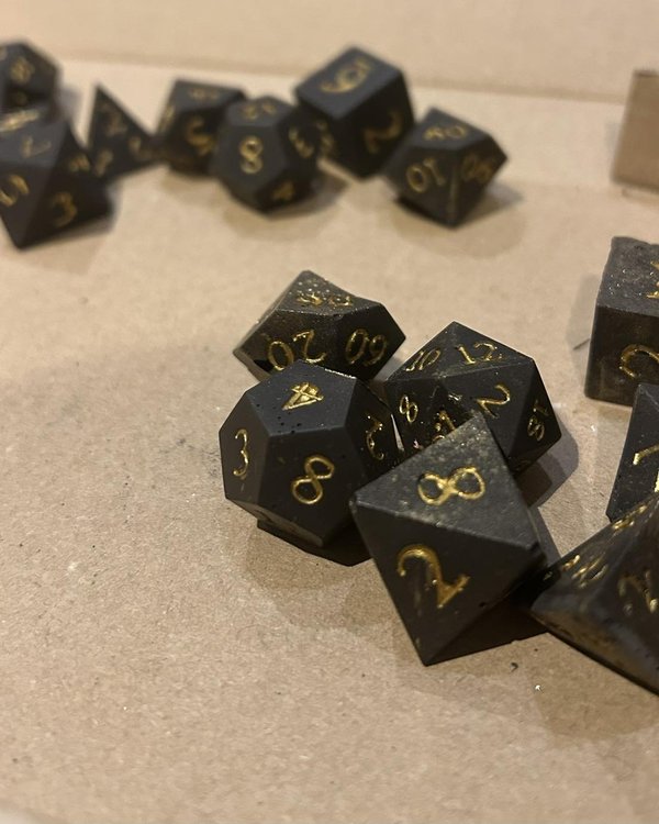 La Forge Naine - Dés polyédriques noirs avec chiffres dorés